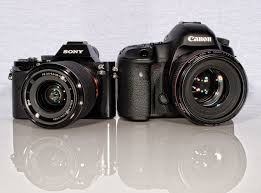 What is difference between dslr and mirrorless camera 